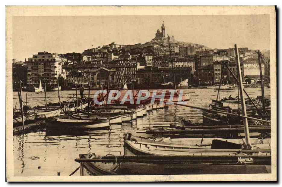 CPA Marseille Le Vieux Port Et Notre Dame De La Garde Bateaux