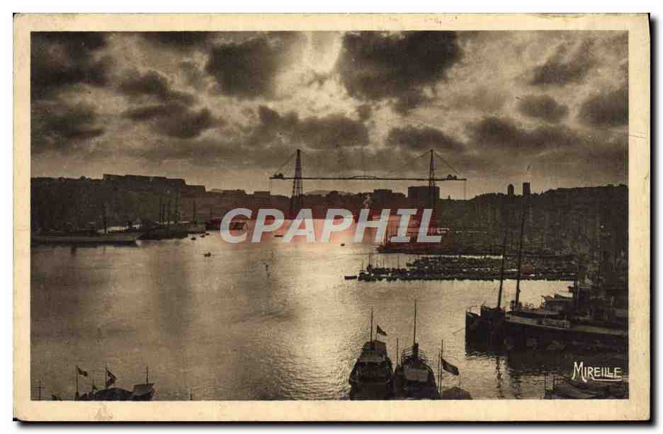 CPA Marseille Coucher de Solell sur le Vieux Port 