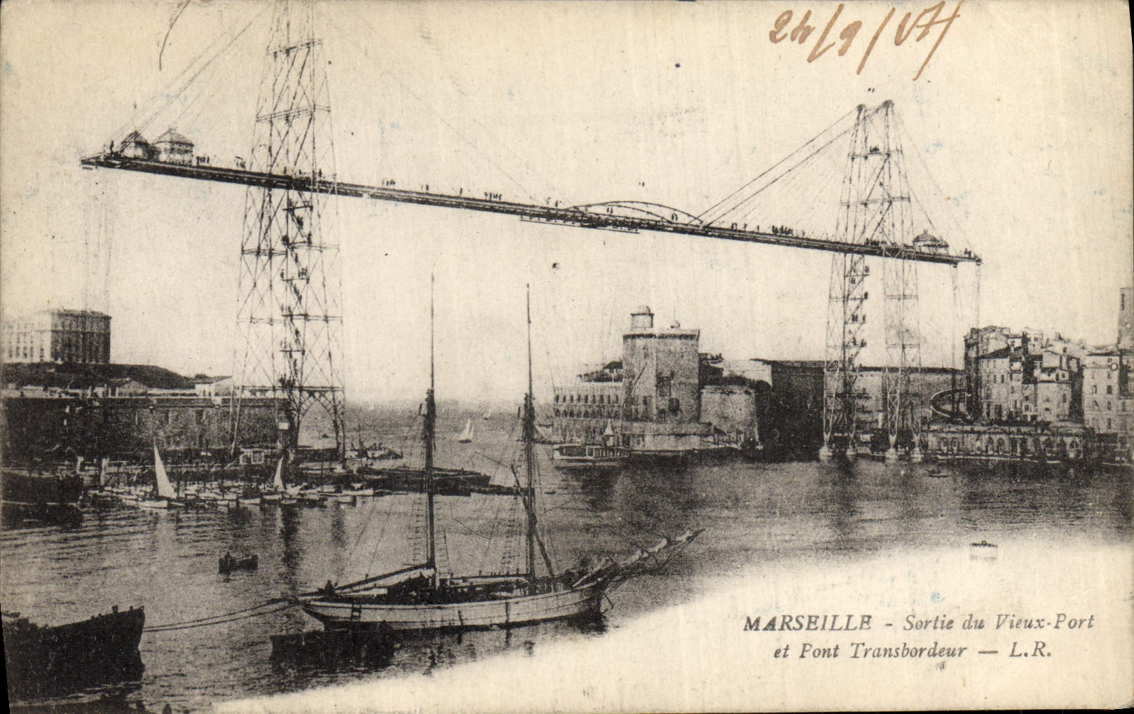 CPA Marseille Sortie du Vieux Port et pont Transbordeur