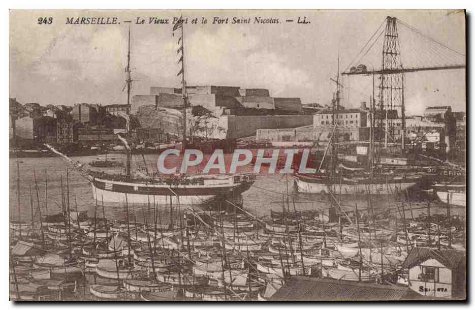 CPA Marseille Le Vieux Port et le Fort Saint Nicolas Bateaux