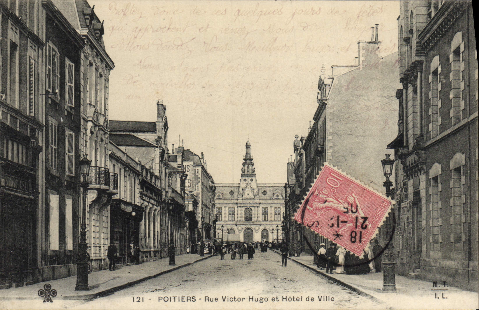 Poitiers - Rue Victor Hugo et Hôtel de Ville