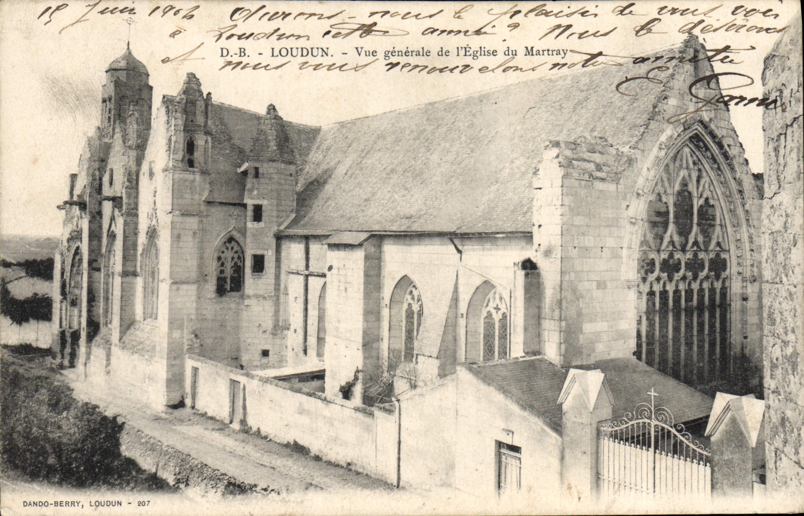 CPA Loudun Vue generale de l'Eglise du Martray