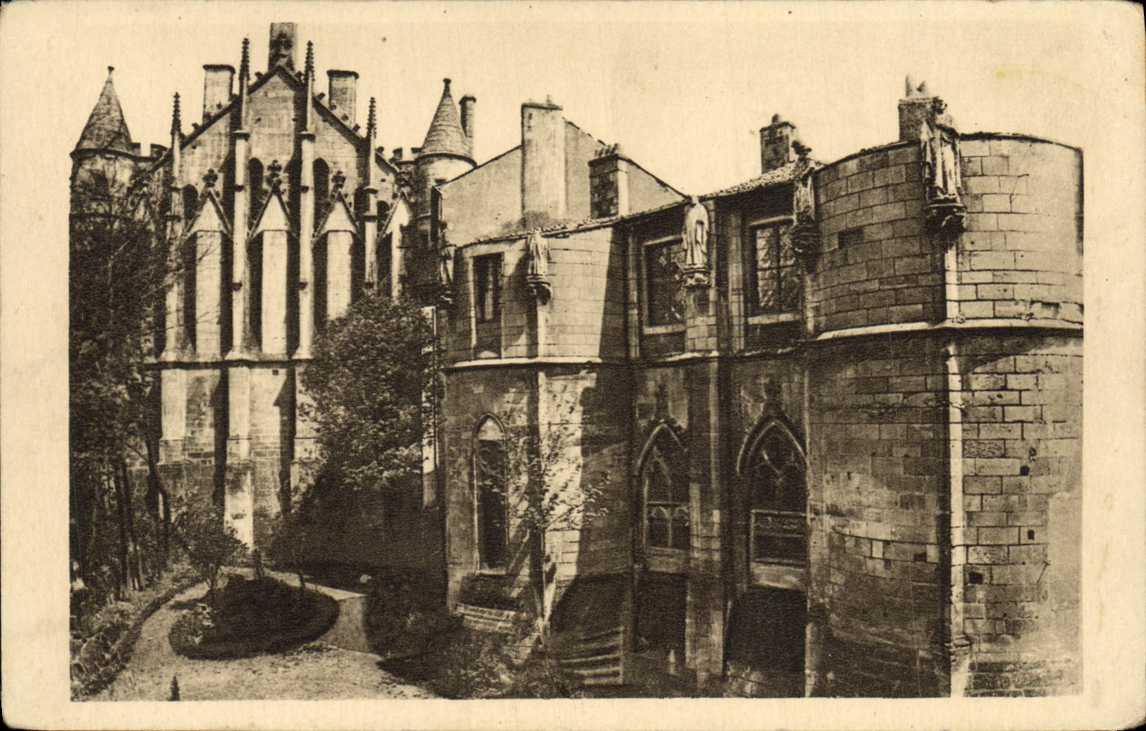 CPA Poitiers Le Chevet de la Salle des Pas Perdus du palais de justice et de la tour Maubergeon