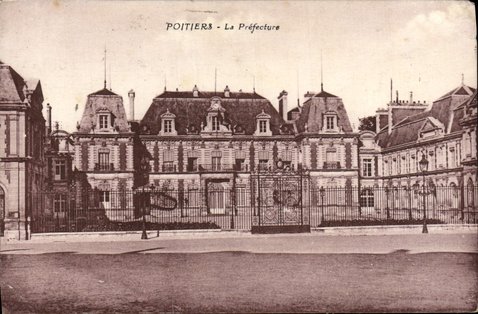 CPA Poitiers La Pefecture 