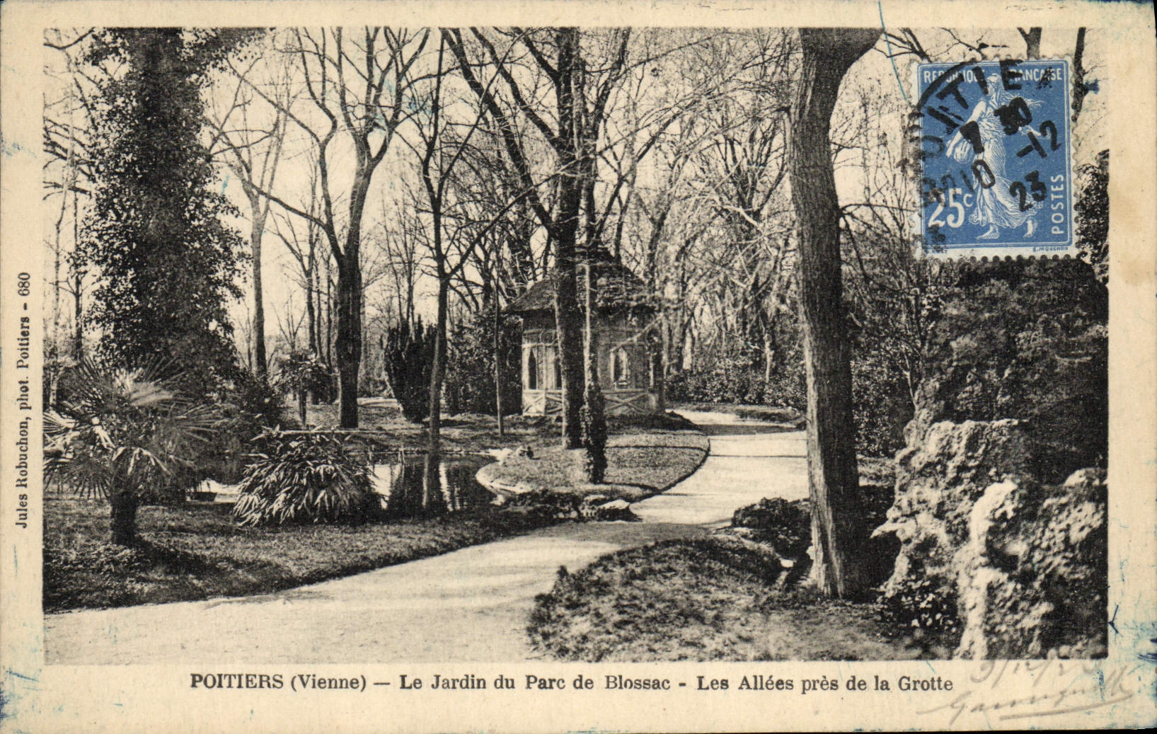 POITIERS (Vienne) — Le Jardin du Parc de Blossac — Les Allées près de la Grotte — Jules Robuchon, phot. Poitiers — 680