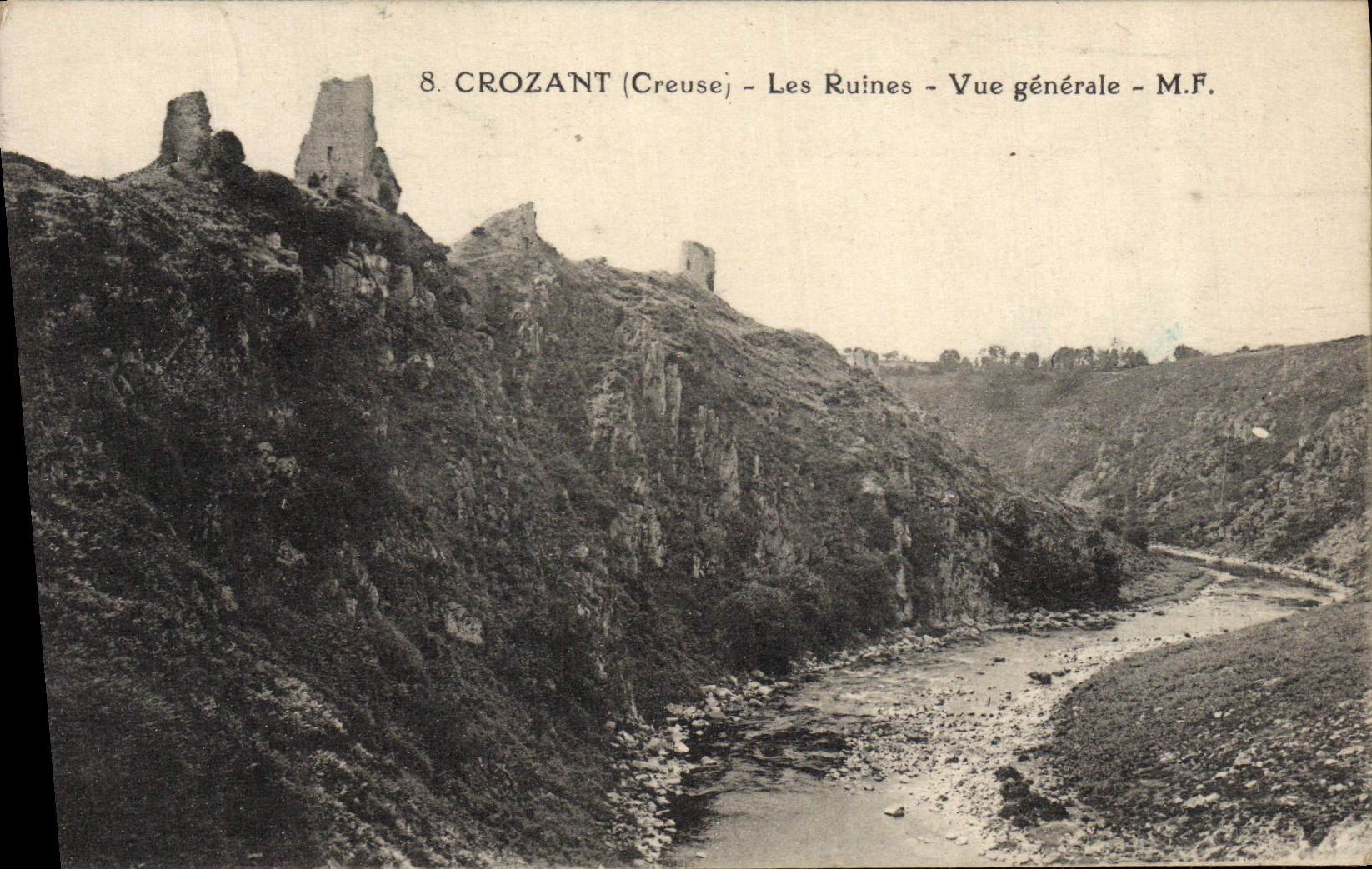 CPA Crozant Les Ruines Vue generale 