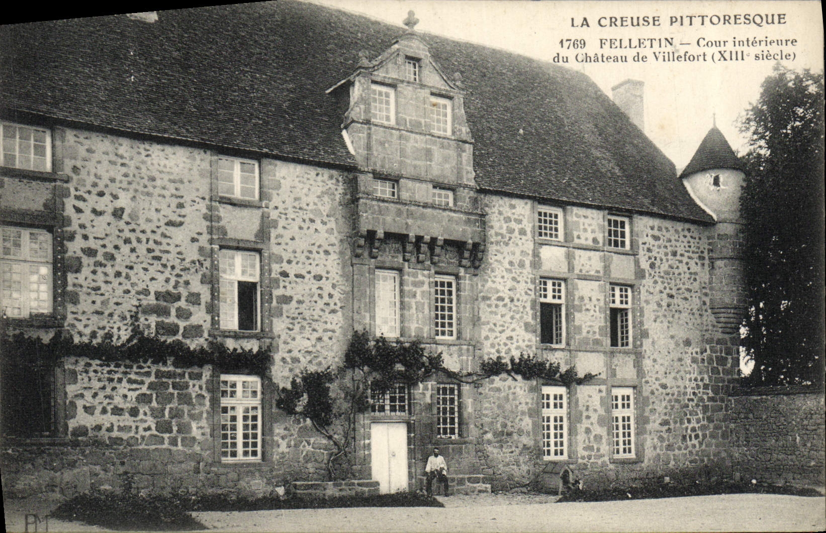 La Creuse pittoresque — Cour intérieure du Château de Villefort (XIIIe siècle) — Felletin