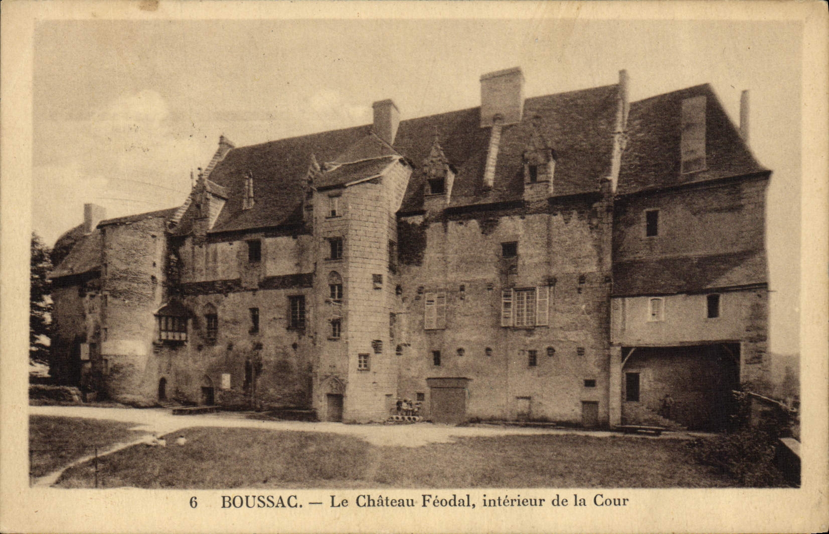 Boussac — Le Château Féodal, intérieur de la Cour — Édition Boussac (Rép. Intemporelle)