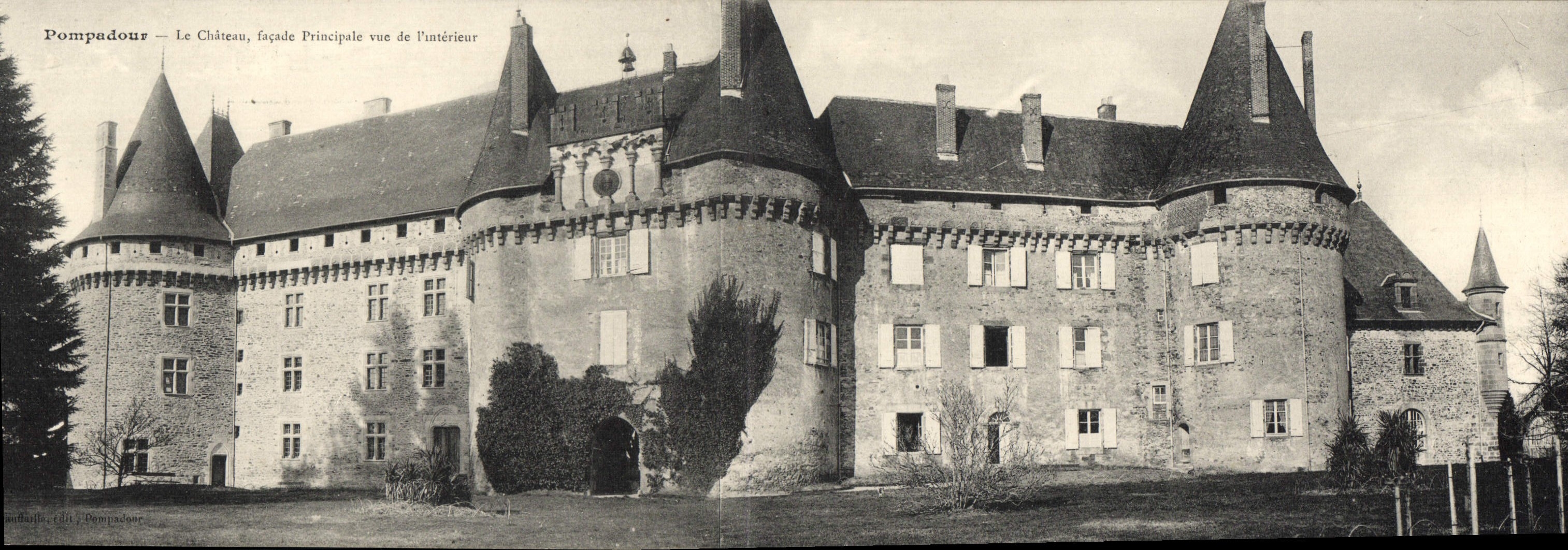 CPA CARTE DOUBLE Pompadour Le chateau Facade principale vue de l'interieur