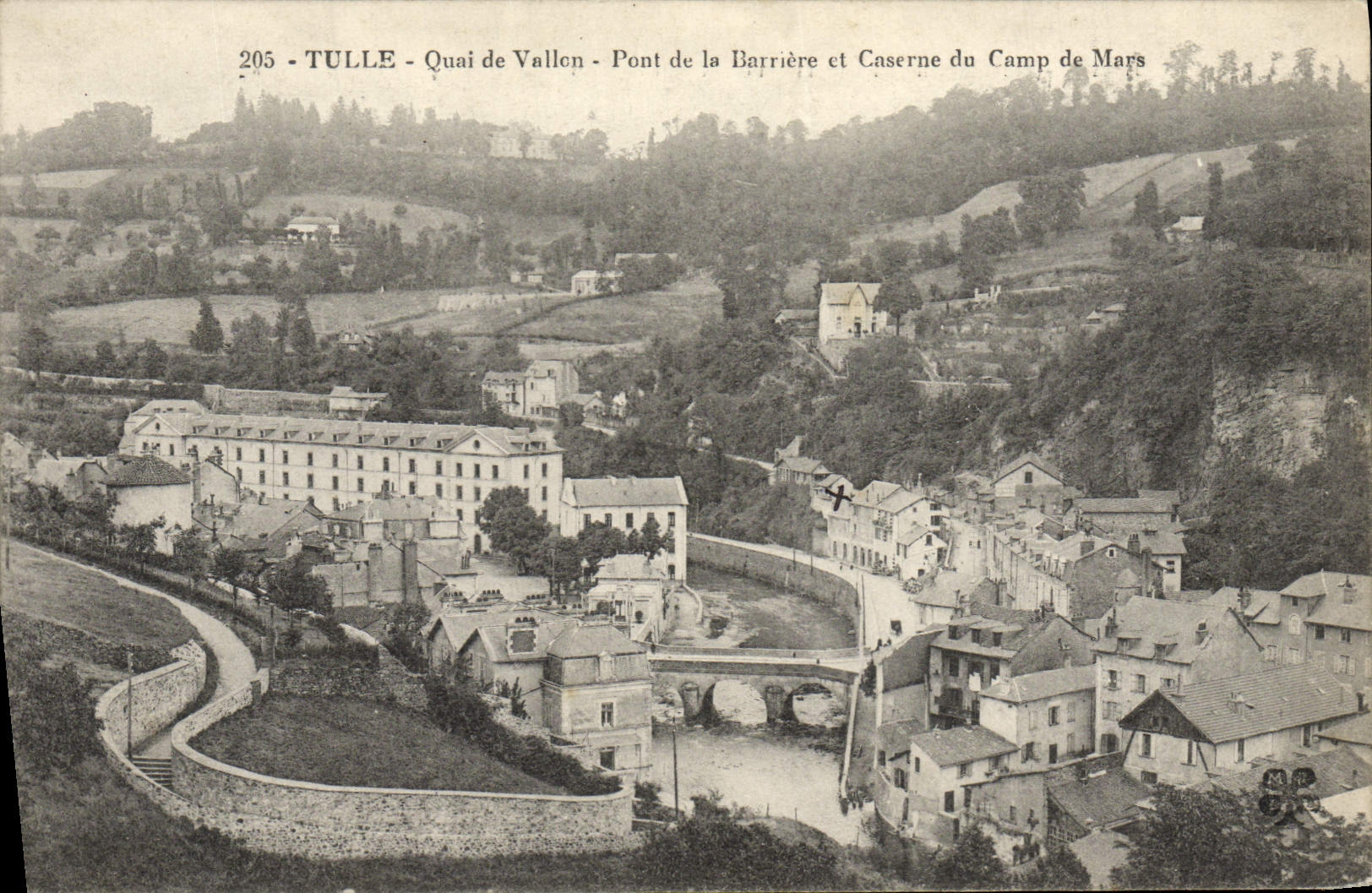 CPA Tulle Quai de Vallon Pont de la barriere et caserne du Camp de Mars 