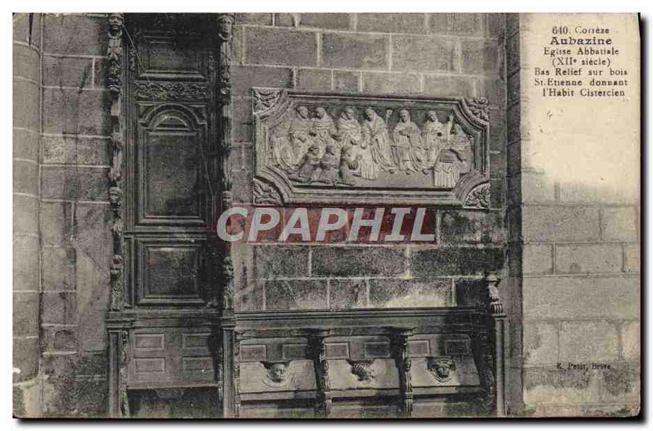CPA Aubazine Eglise Abbatiale Bas relief sur bois St Etienne donnant l'habit cistercien