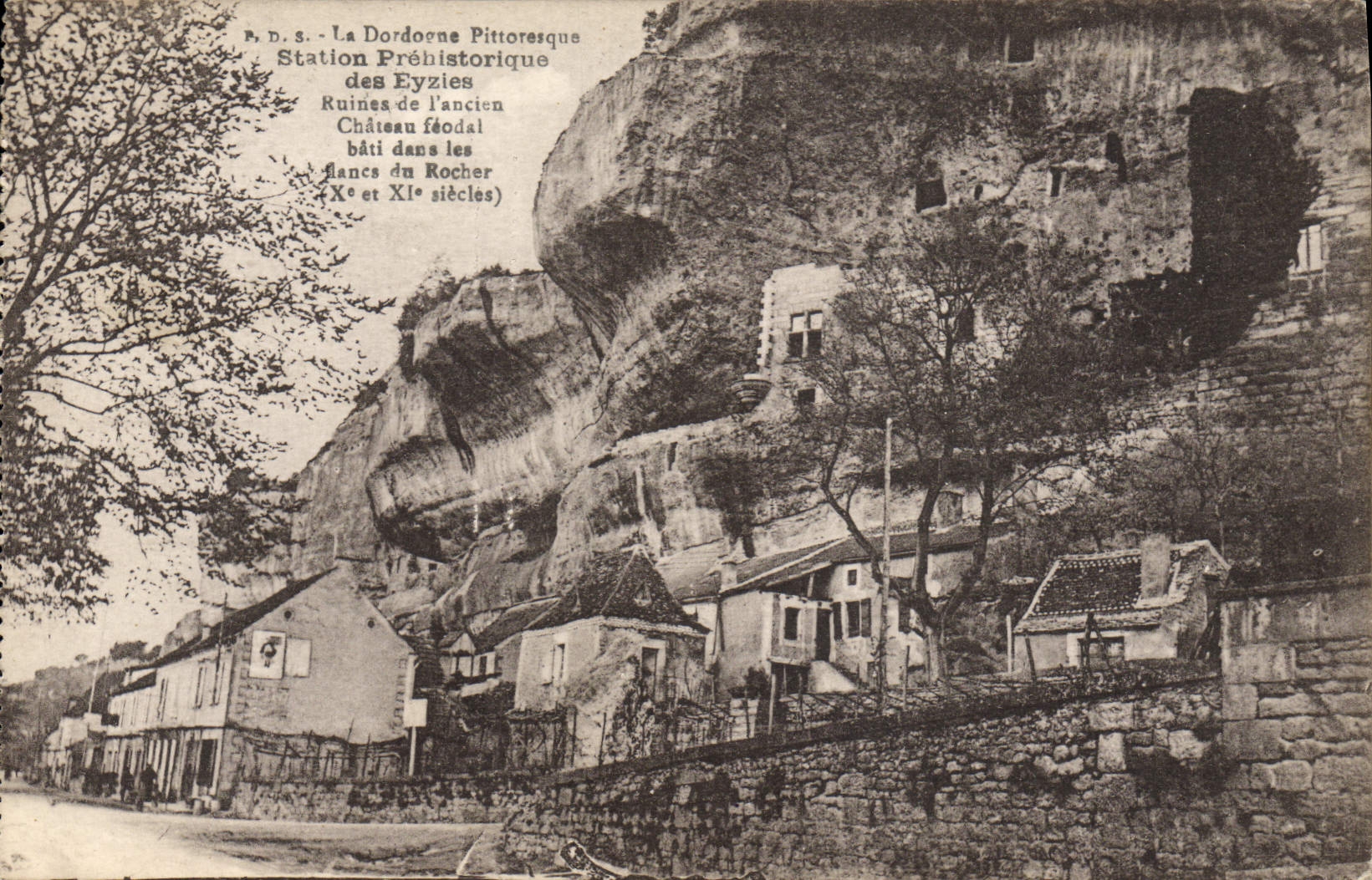Les Eyzies — Station Préhistorique — Ruines de l'ancien château féodal