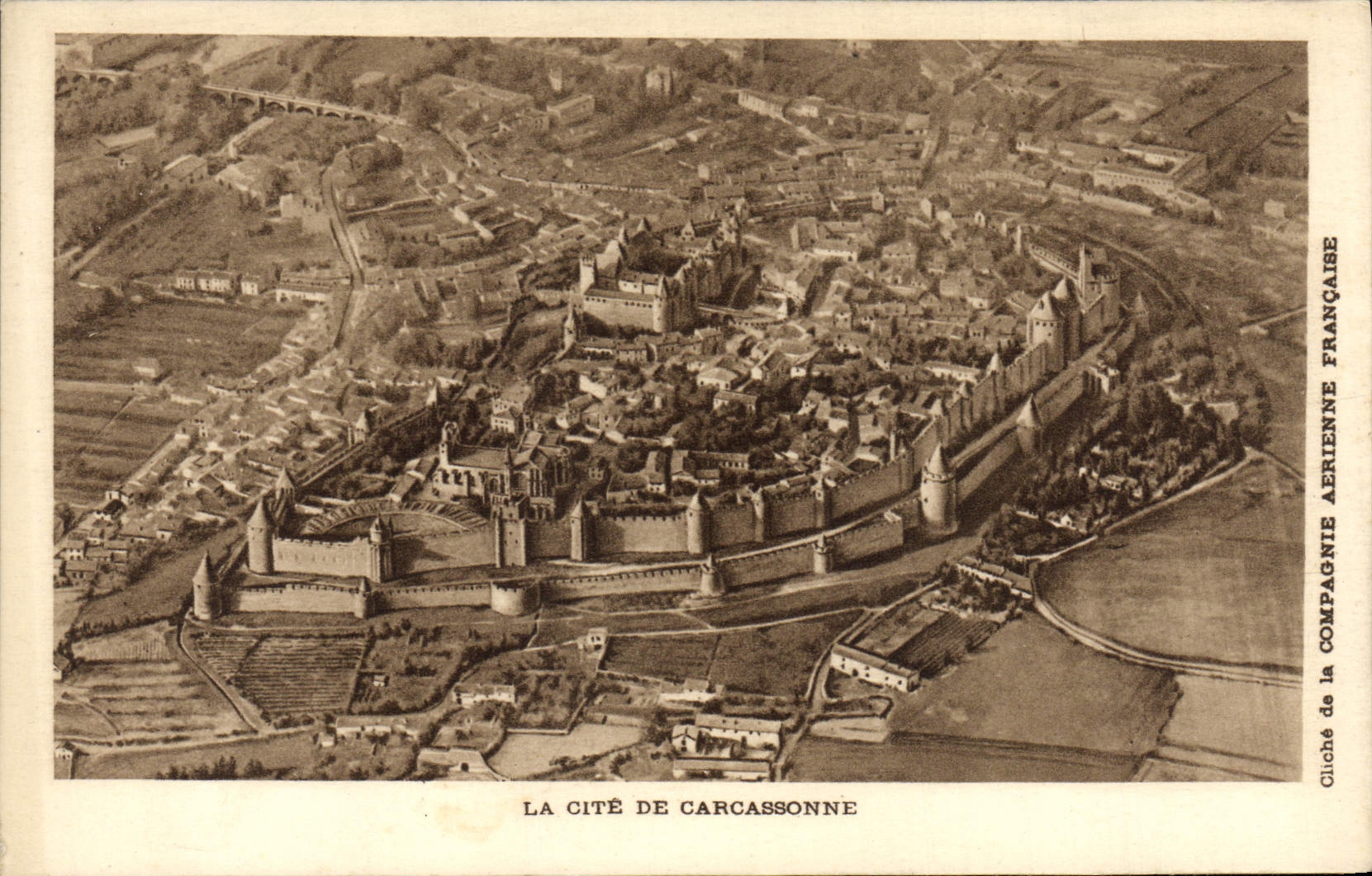 La Cité de Carcassonne — vue aérienne — Cliché de la Compagnie Aérienne Française