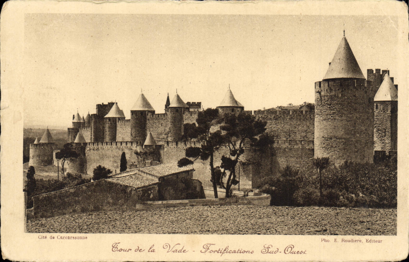 Cité de Carcassonne — Cour de la Vade - Fortifications Sud-Ouest — Photo E. Roudiere, Editeur