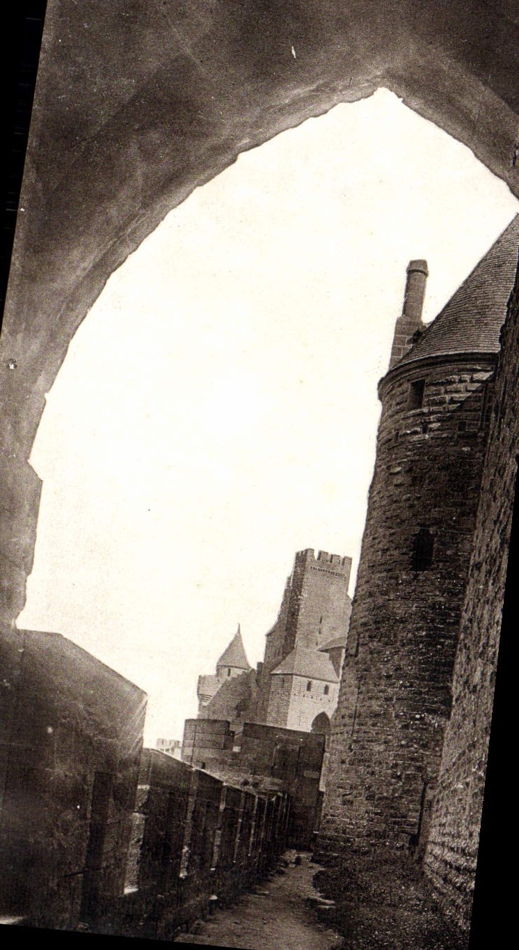 Vue du château de Carcassonne — vue depuis un passage voûté — éditeur non identifié, n° de série 11