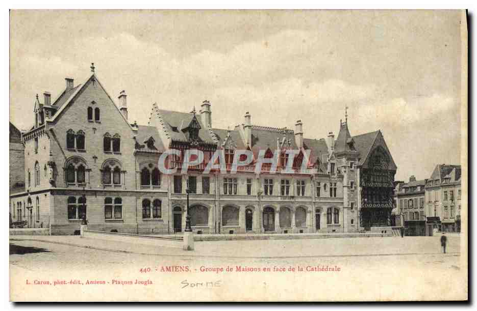 CPA Amiens Groupe de Maisons en face de la Cathedrale 