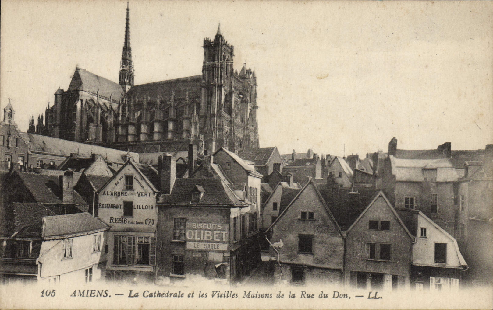 CPA Amiens La Cathedrale et les vieilles maisons de la rue du Don