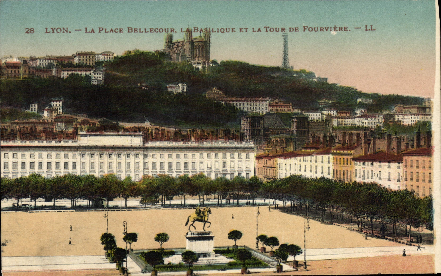CPA Lyon La Plage Bellecour La Basilique Et La Tour De Fourviere