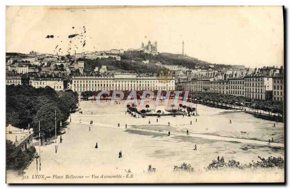 LYON — Place Bellecour — Vue d'ensemble — E.R.