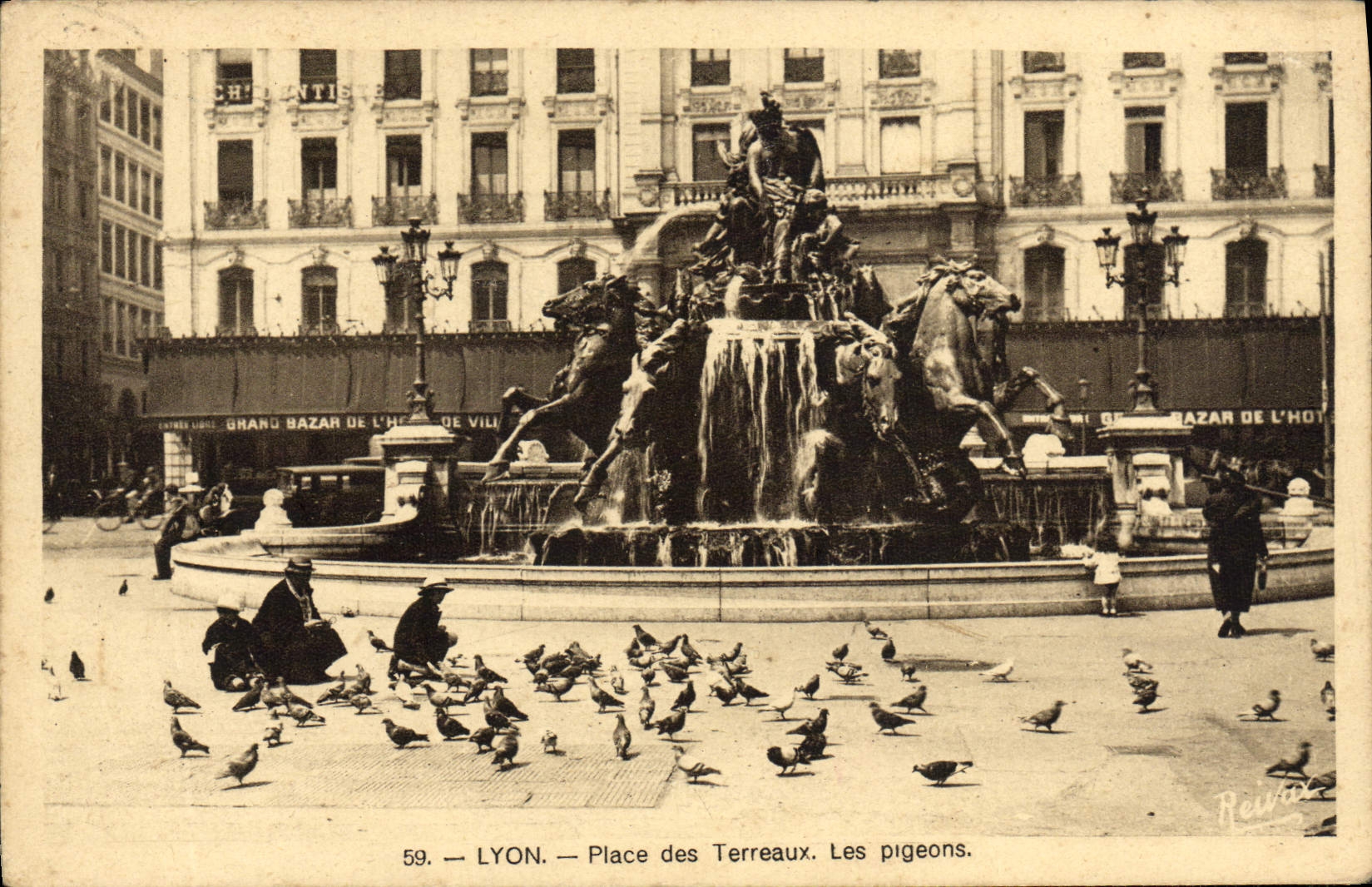 LYON — Place des Terreaux. Les pigeons. — X. Coutagney, édit. Lyon, n° 59
