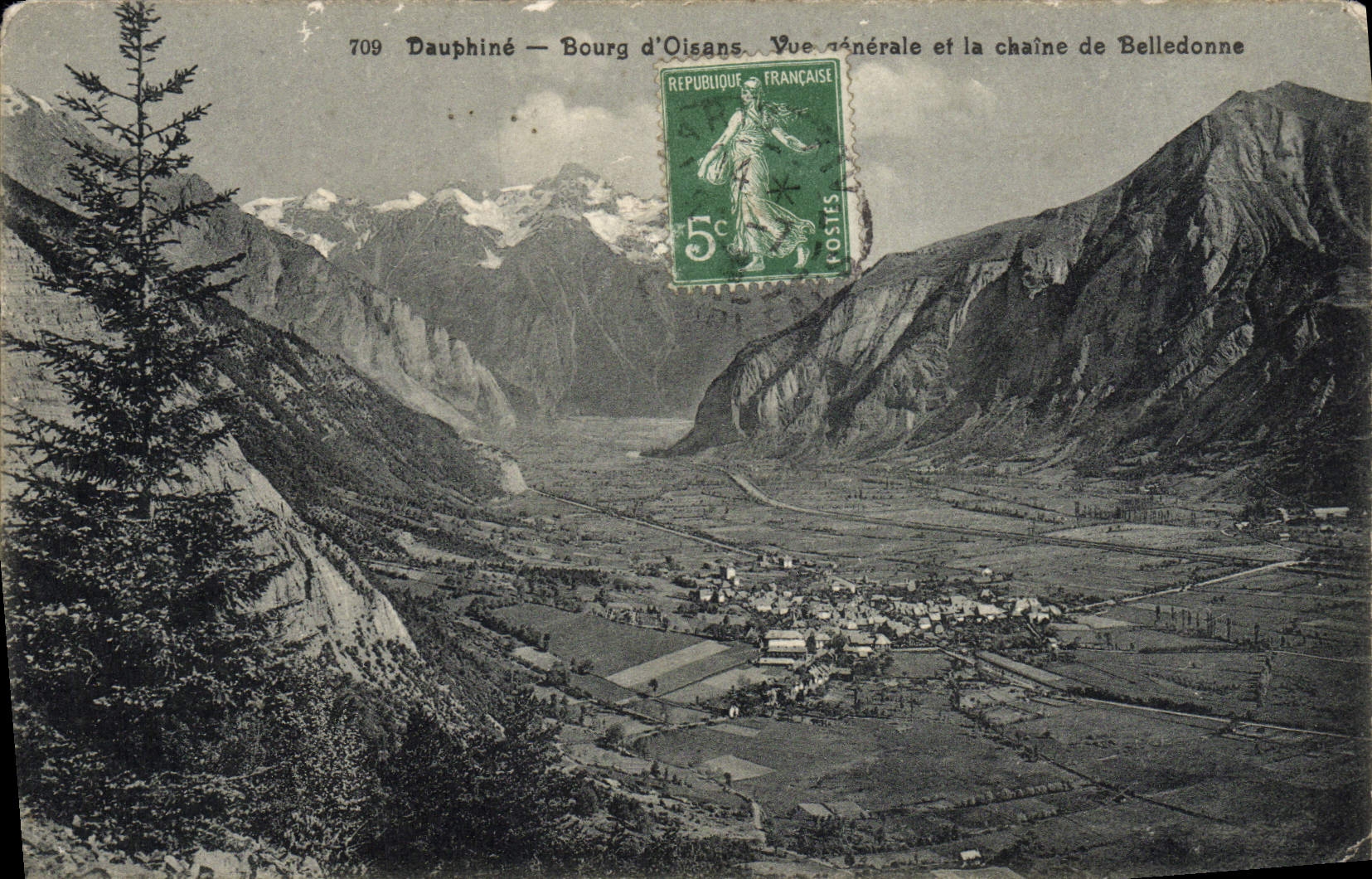 CPA Dauphine Bourg d'Oisans Vue Generale et la Chaine de Belledonne