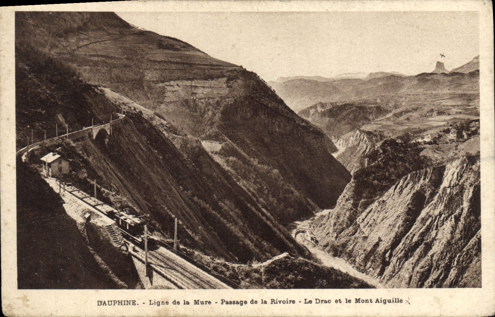 Dauphiné - Ligne de la Mure - Passage de la Rivoire - Le Drac et le Mont Aiguille
