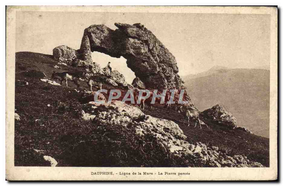 CPA Dauphine Ligne de la Mure La Pierre Percee Chevre