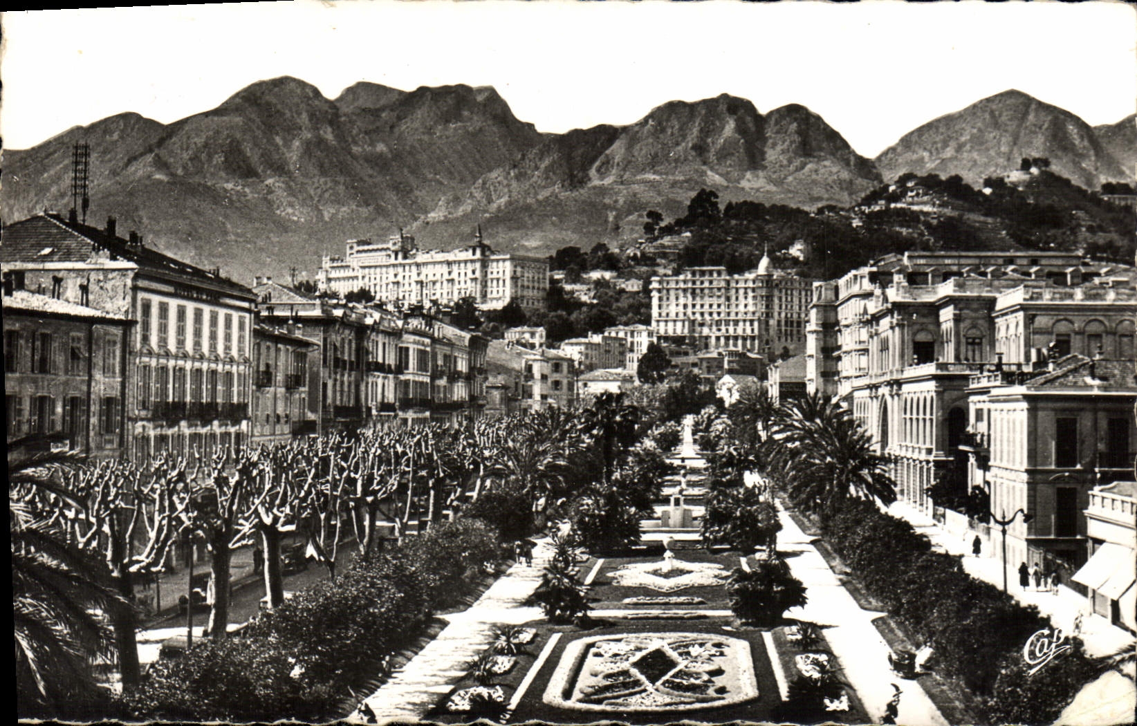 CPM Menton Le Jardin Public et les Hotels