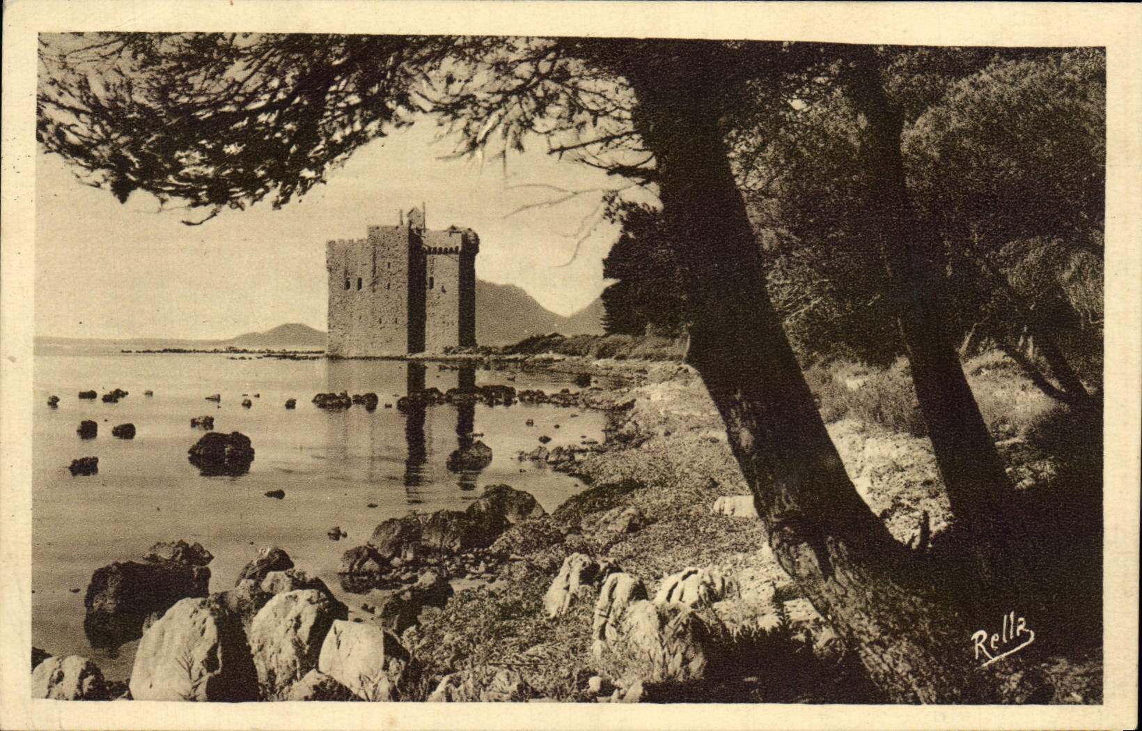 CPA Cannes Iles de Lerins Saint Honorat L'ancien monastere fortifie