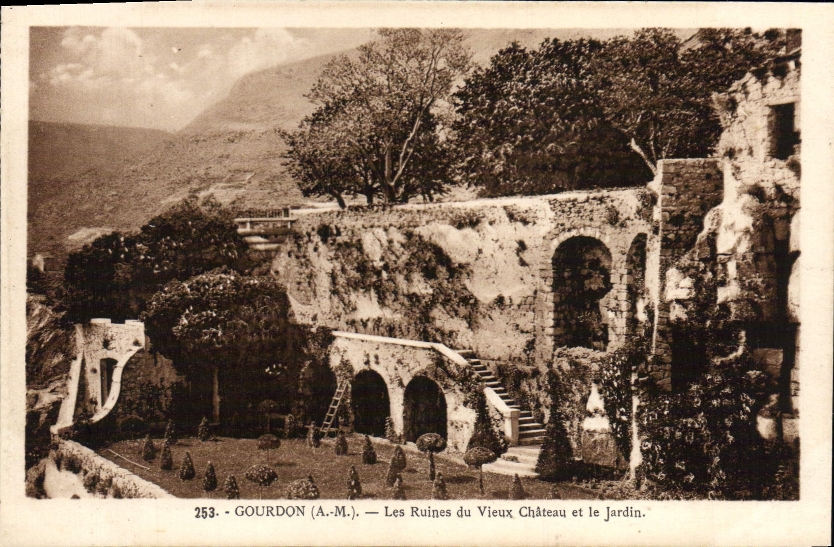 CPA Gourdon Les Ruines du Vieux Chateau et le jardin