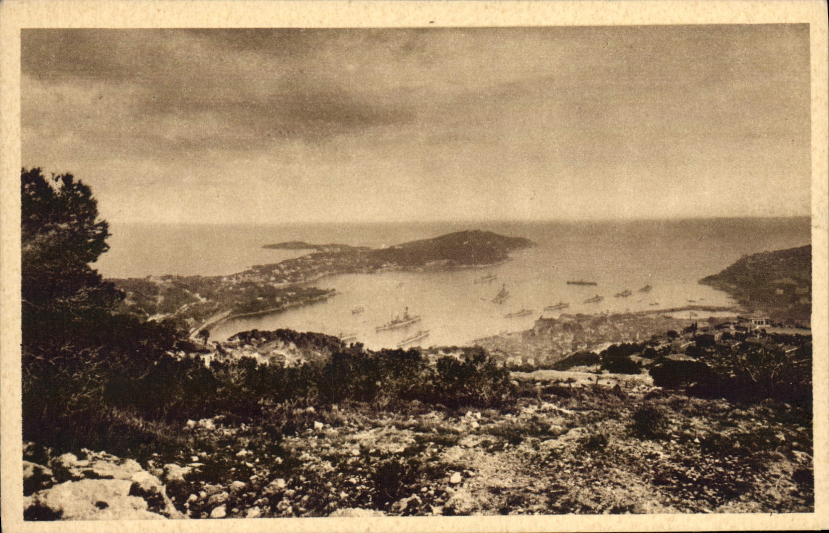 Vue de la baie de Villefranche — éditeur 'La Baie de Villefranche' n°104