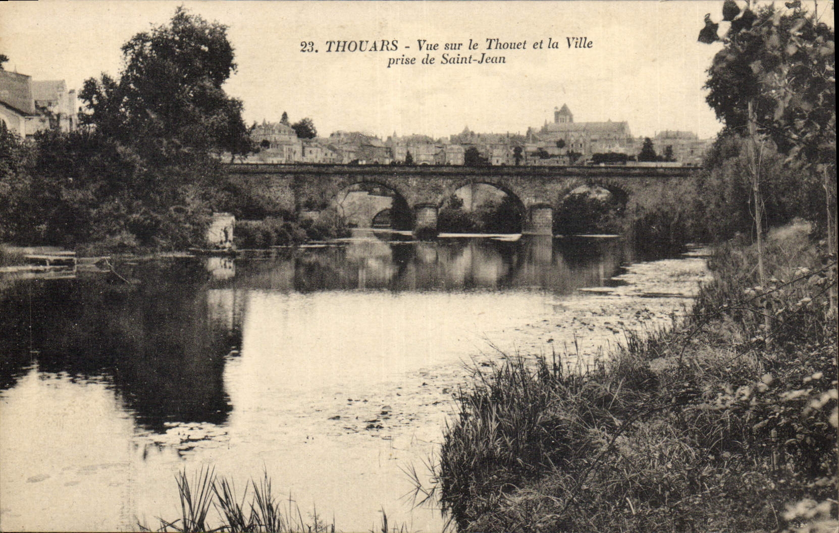 Thouars — Vue sur le Thonnet et la Ville prise de Saint-Jean — éditeur Arecoté, Nantes