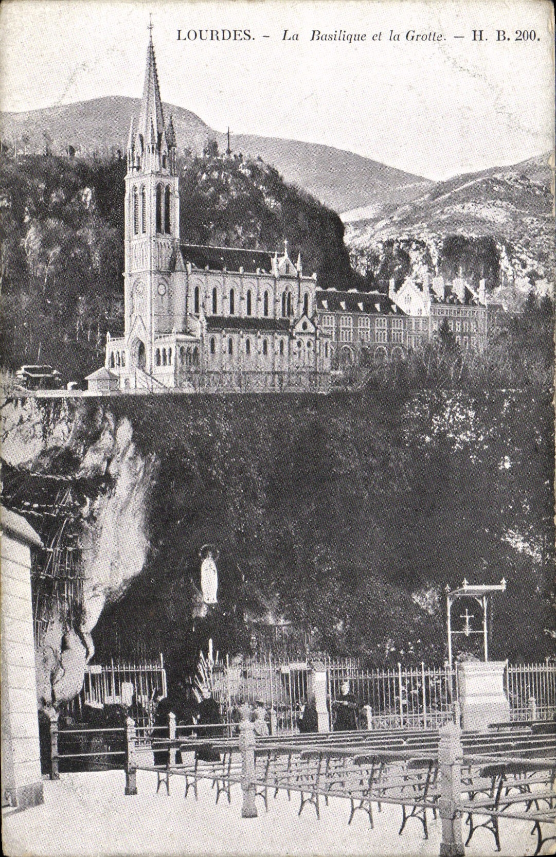 CPA Lourdes La Basilique et la Grotte