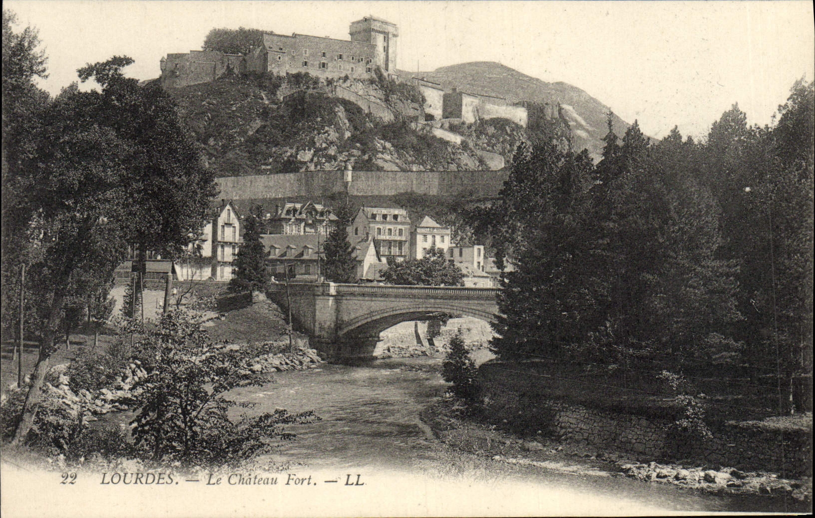 CPA Lourdes Le Chateau Fort