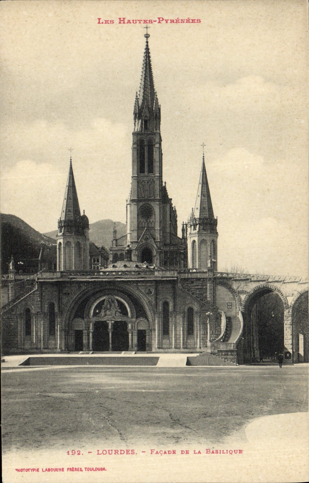 CPA Lourdes Facade de la Basilique