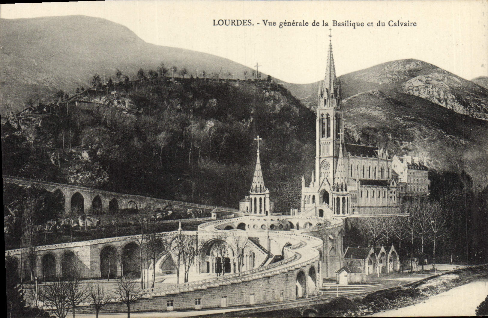 CPA Lourdes Vue Generale de la Basilique et du Calvaire