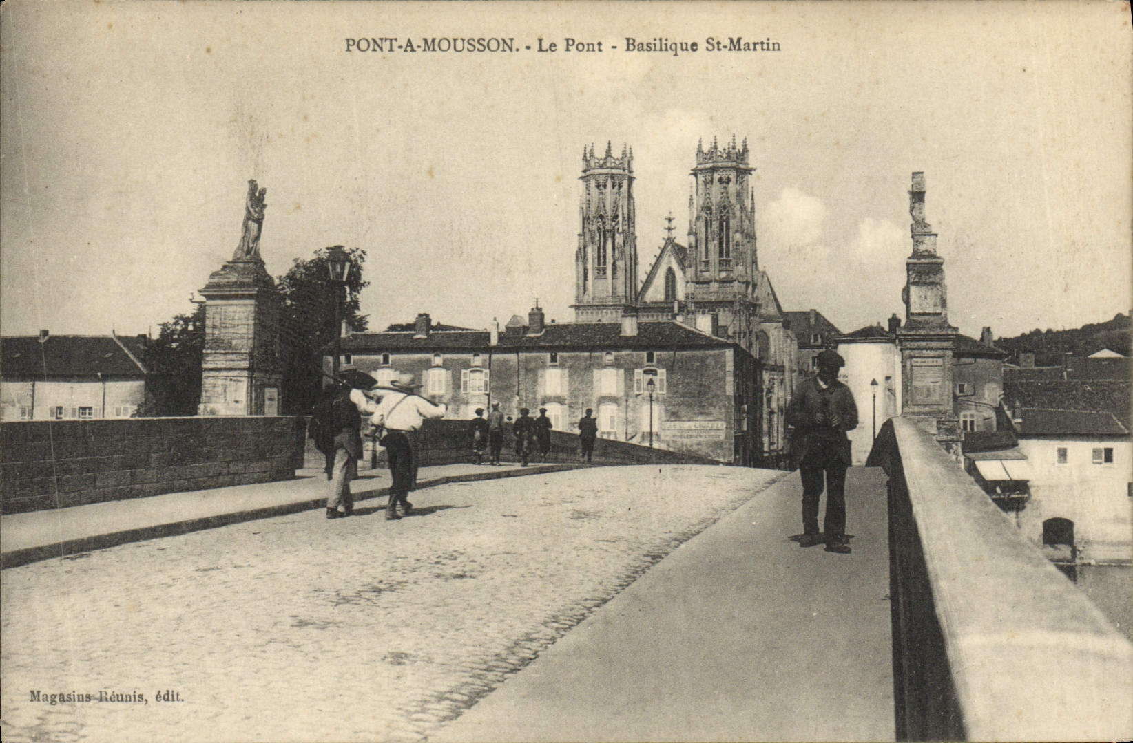 CPA Pont A Mousson Le Pont Basilique Saint Martin