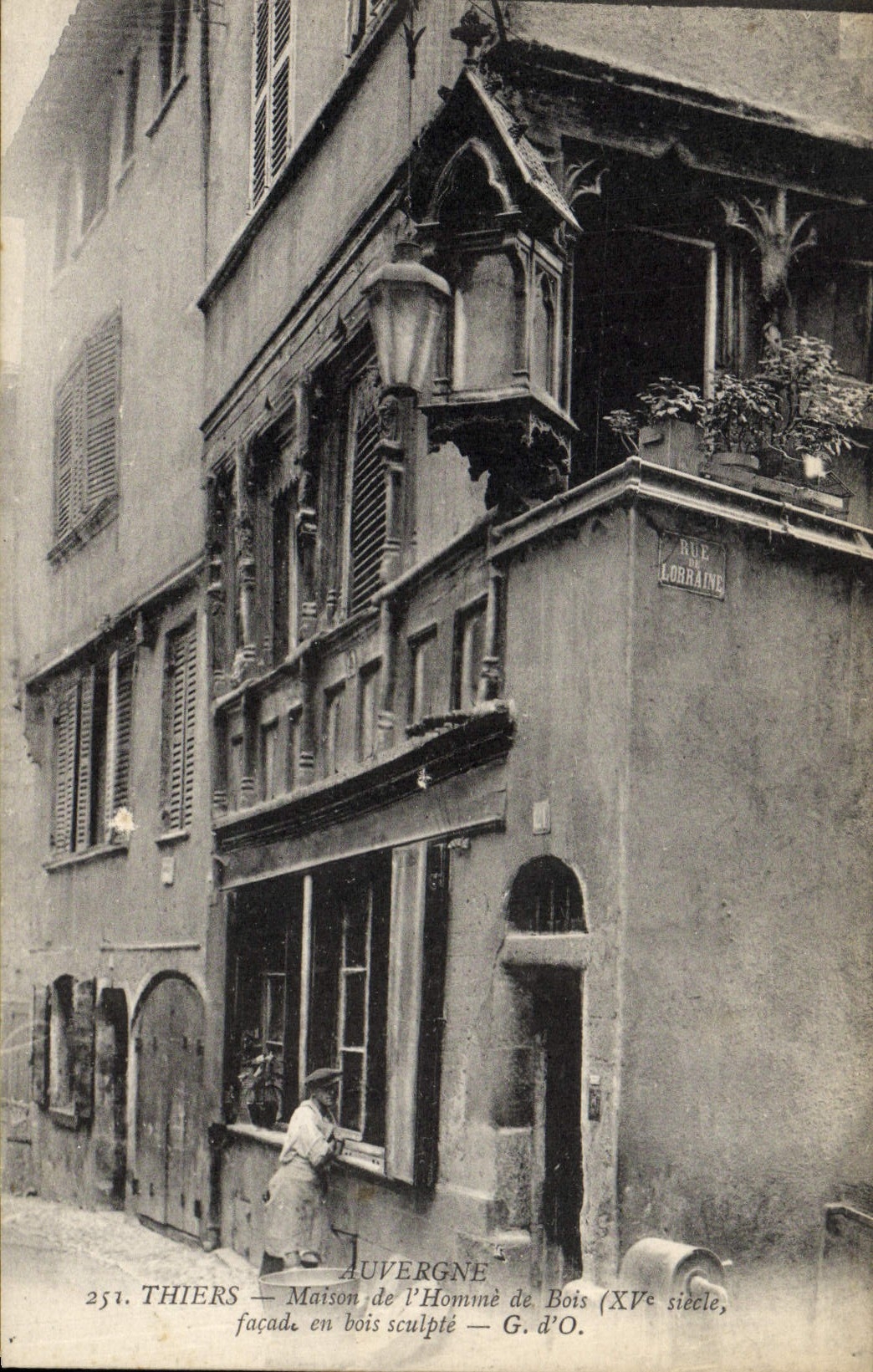 Thiers — Maison de l'Homme de Bois (XVe siècle), façade en bois sculpté — G. d'O.