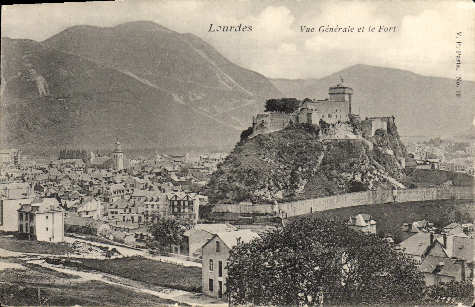CPA Lourdes Vue Generale et le Fort
