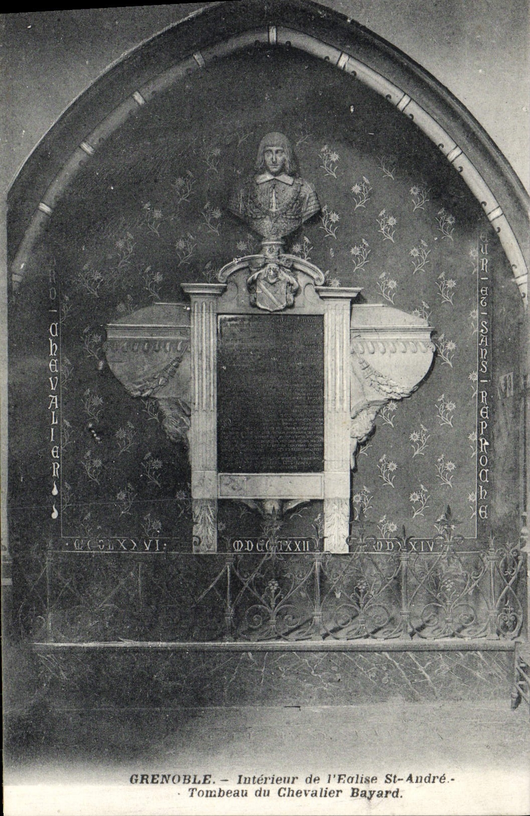 CPA Grenoble Interieur de l'Eglise Saint Andre Tombeau du Chevalier Bayard