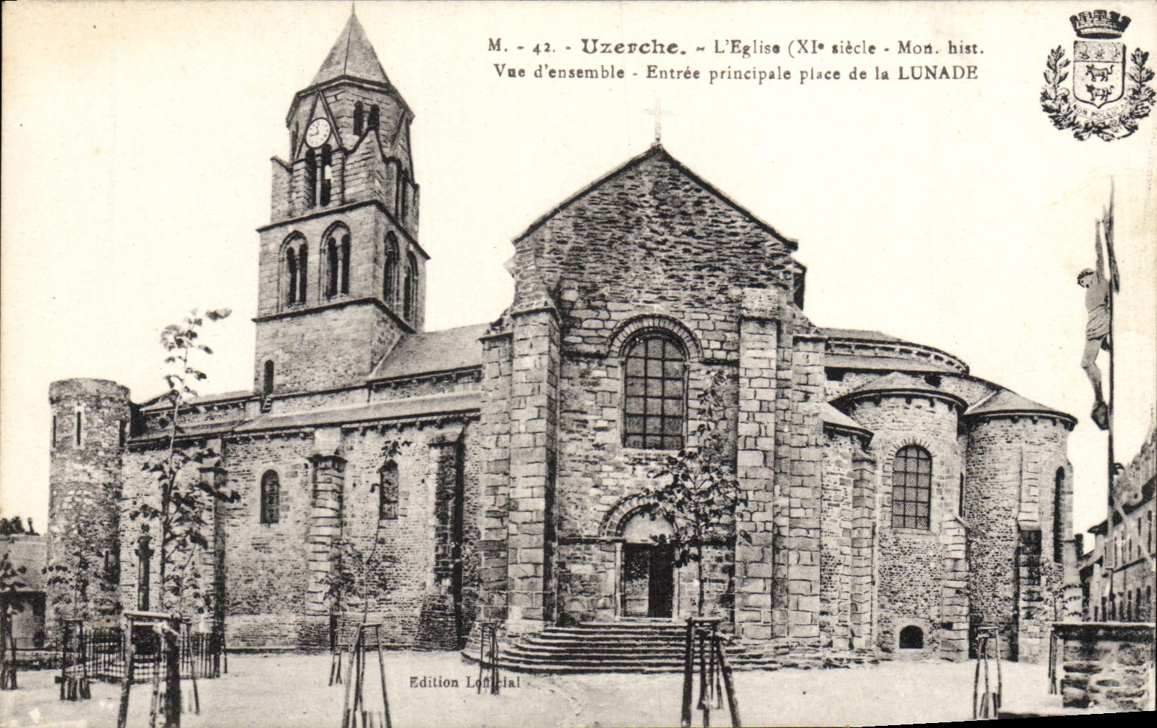 CPA Uzerche L'Eglise Vue d'ensemble Entree principale place de la Lunade 