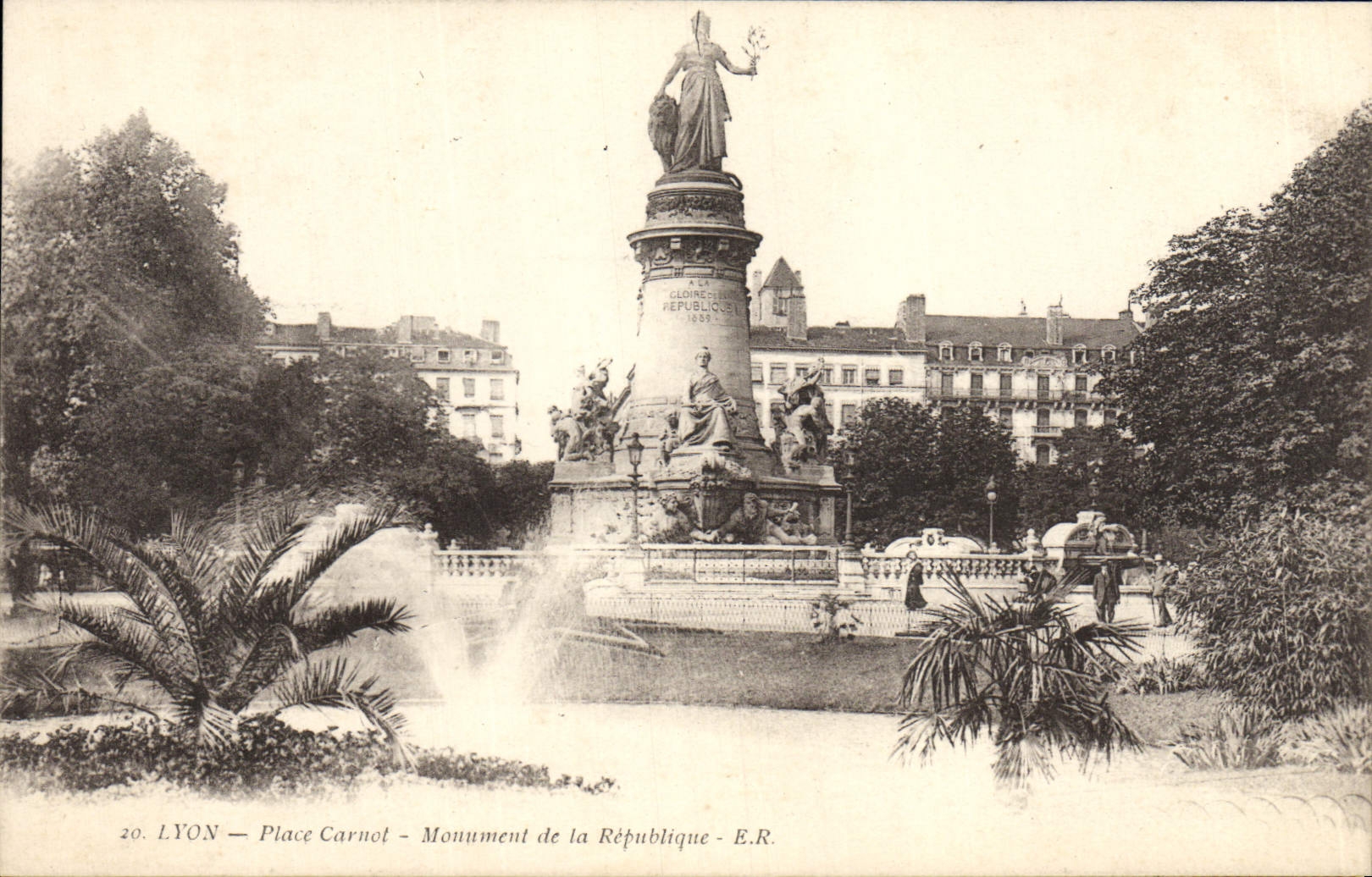 LYON — Place Carnot — Monument de la République — E.R.