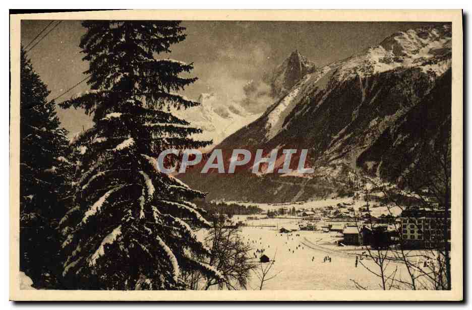 CPA Chamonix Mont Blanc La Vallee de l'Arve et le Massif de l'aiguille du Dru en hiver