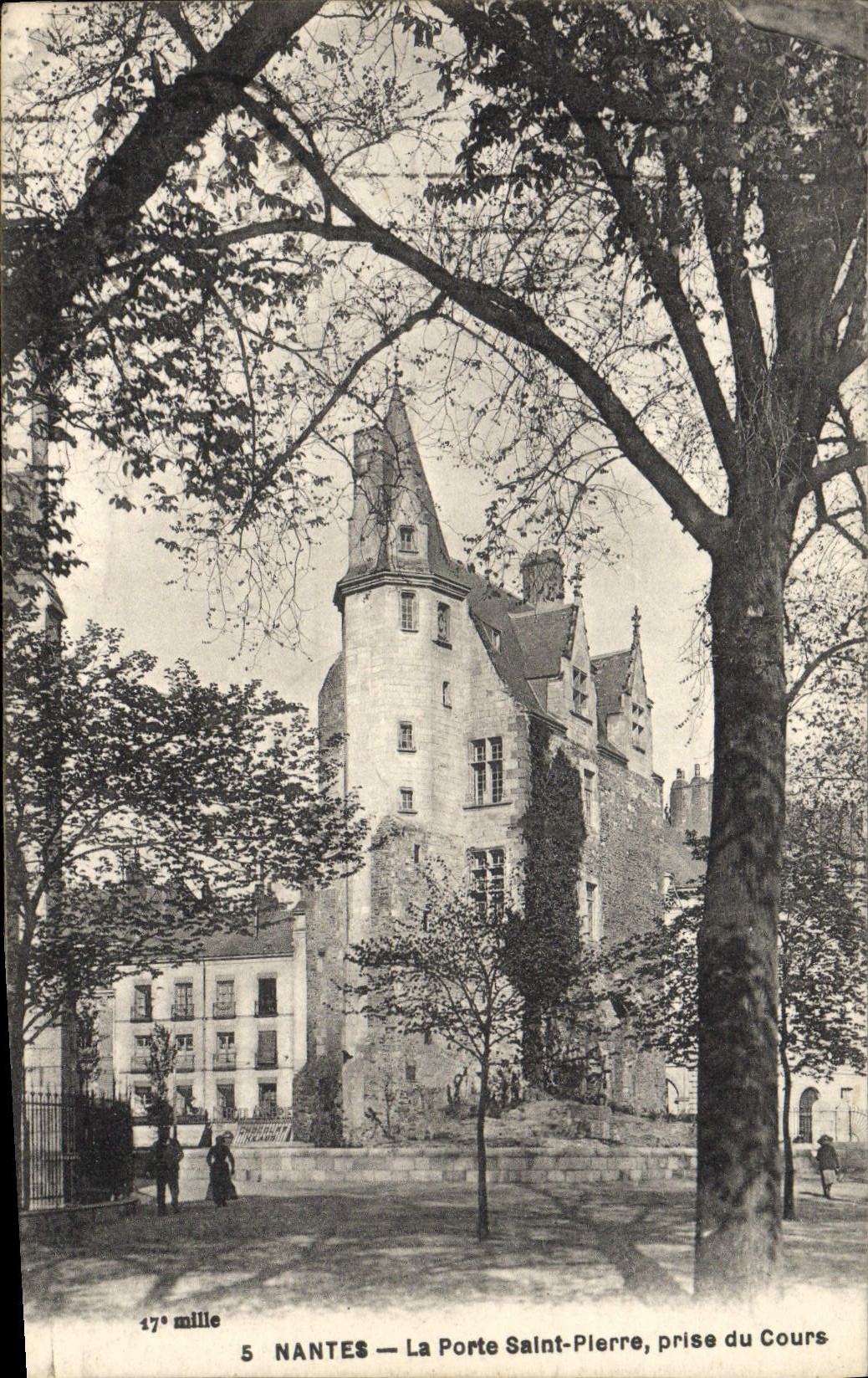 CPA Nantes La porte Saint Plerre prise du Cours
