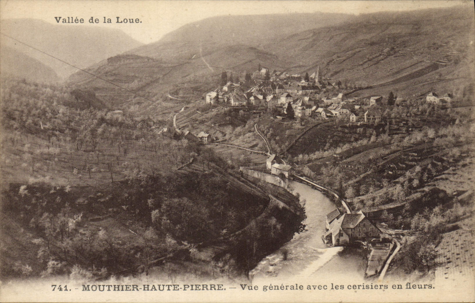 Vallée de la Loue — Vue générale avec les cerisiers en fleurs — MOUTHIER-HAUTE-PIERRE — n° 741