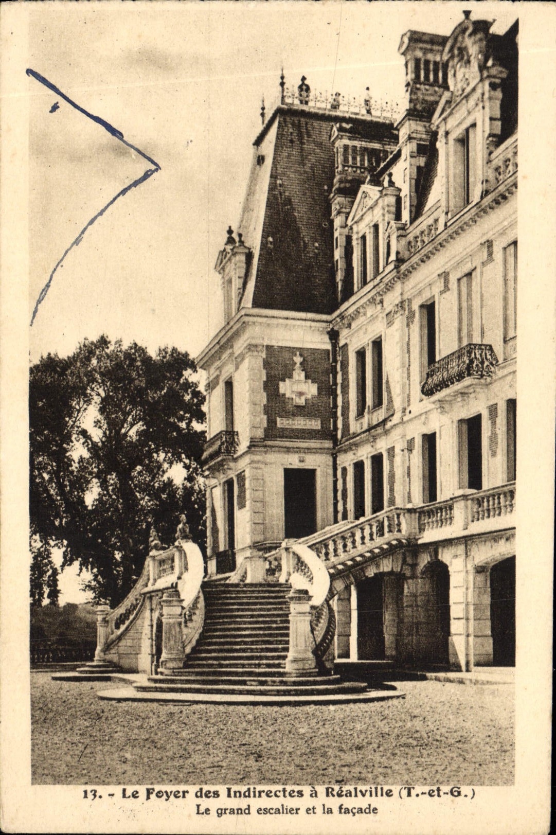 CPA Le Foyer des Indirectes a Realville Le grand escalier et la facade 