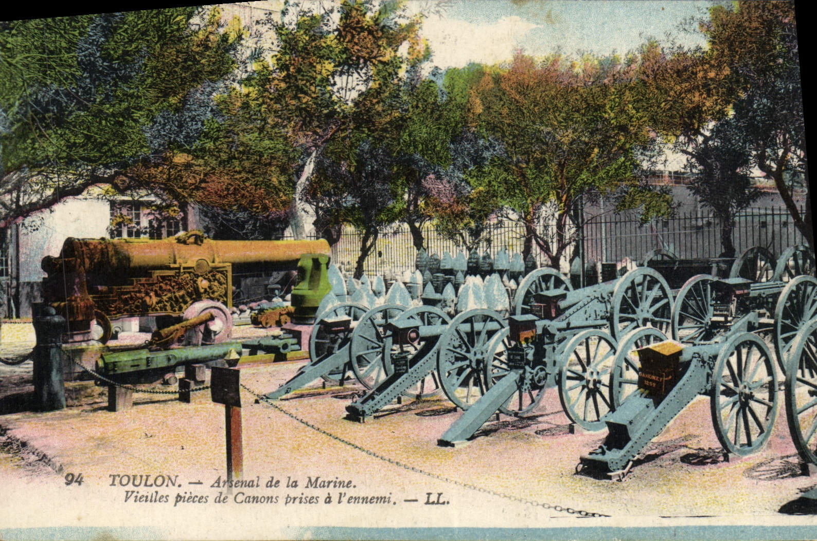 Toulon — Arsenal de la Marine — Vieilles pièces de canons prises à l'ennemi — LL.