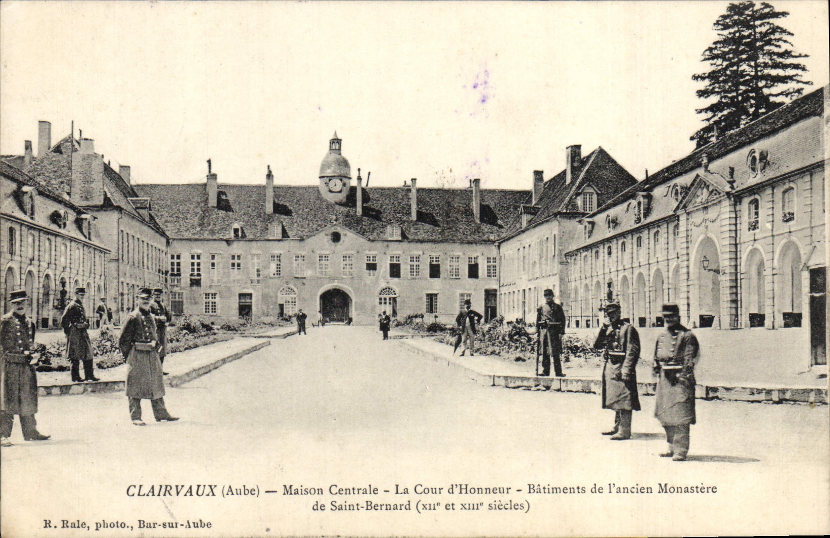 CPA Clairvaux Maison Centrale La Cour d'Honneur Batiments de l'ancien monastere de Saint Bernard Militaria