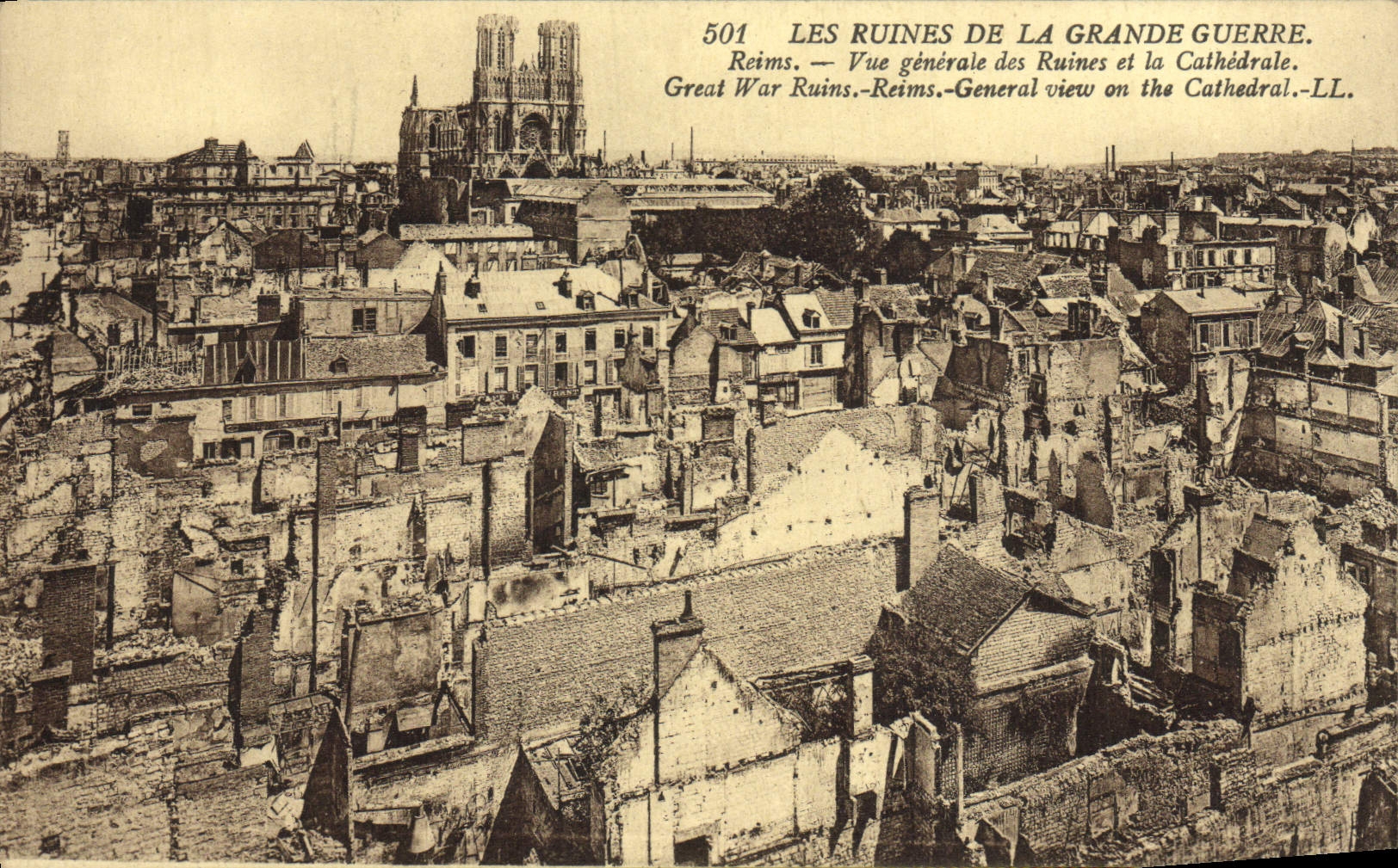 CPA Reims Vue Generale Des Ruines Et La cathedrale Militaria