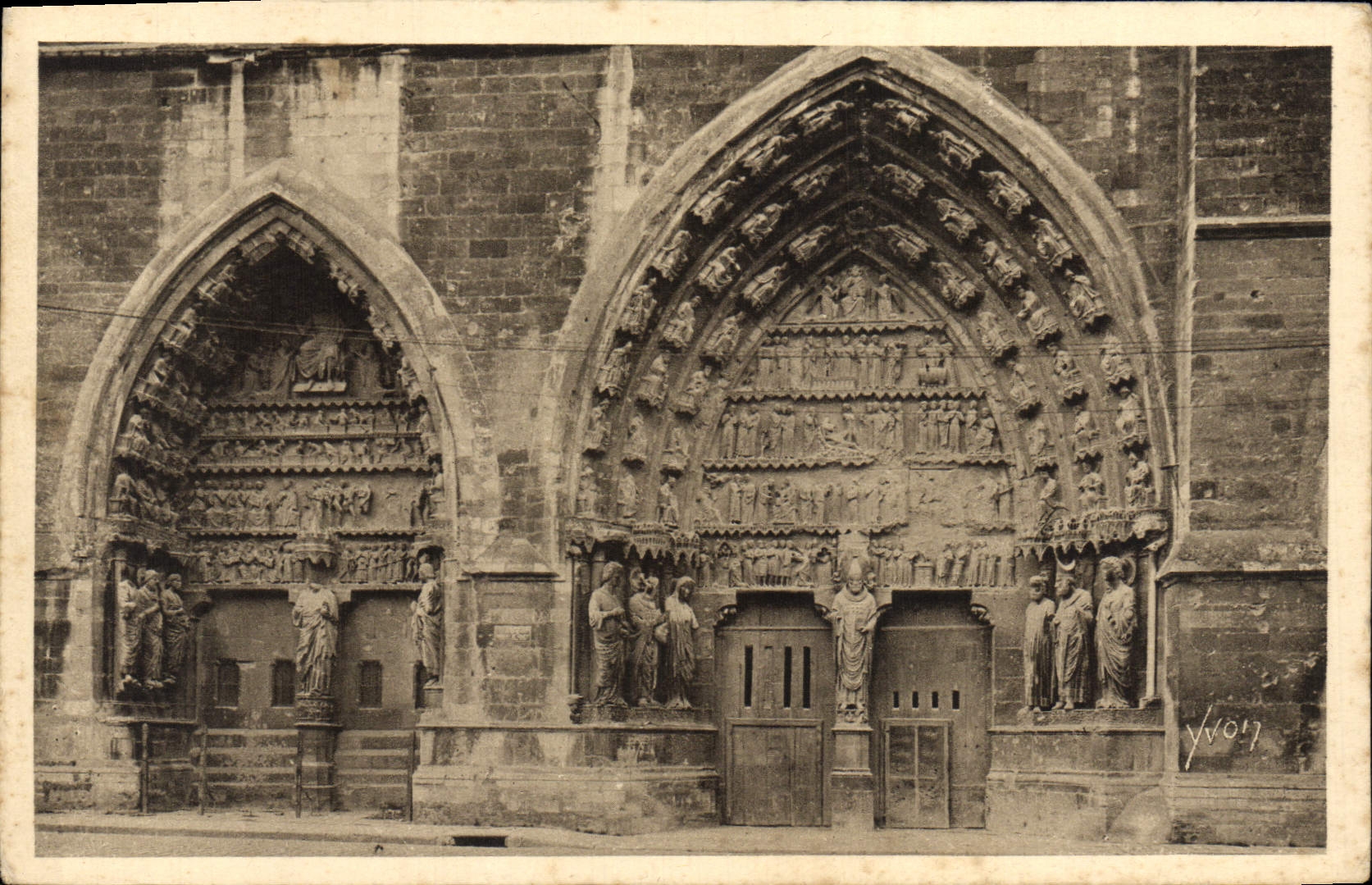 Reims — Le Portail Nord de la Cathédrale — Yvon
